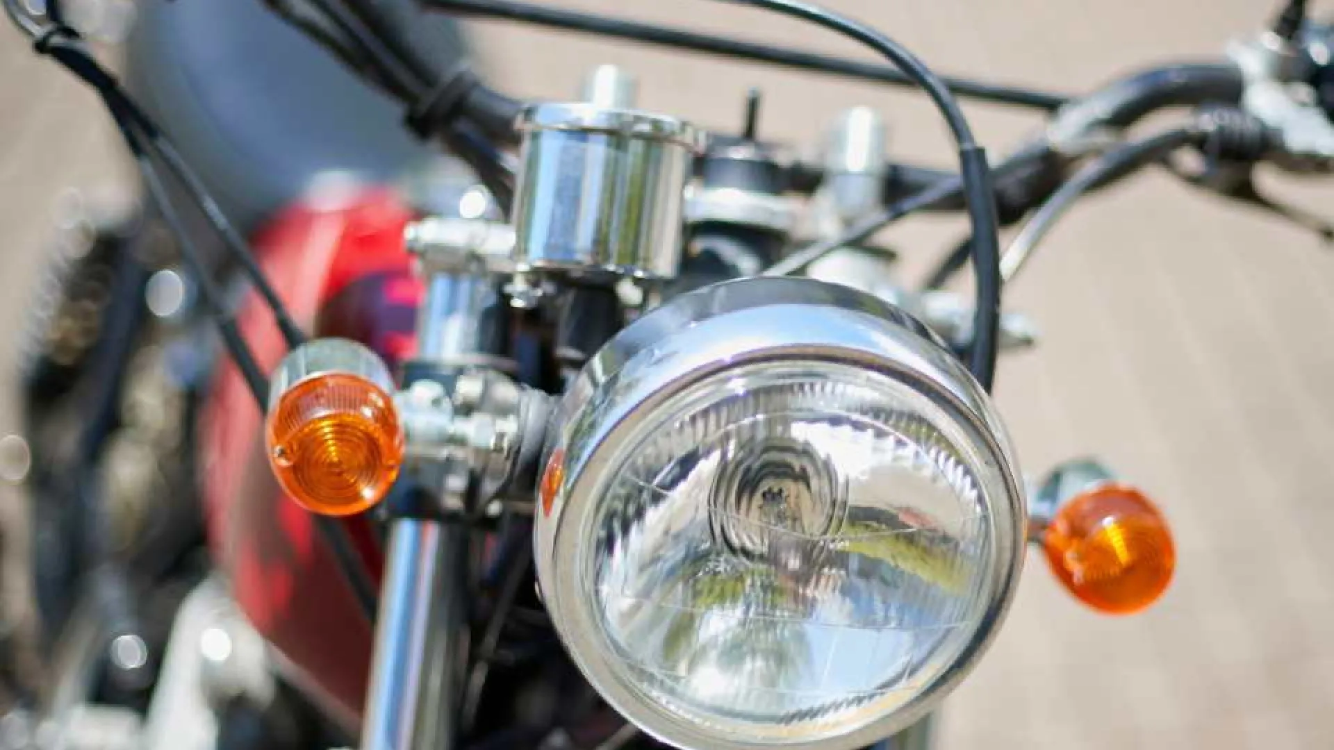 Close-up van de koplamp van een klassieke motor.