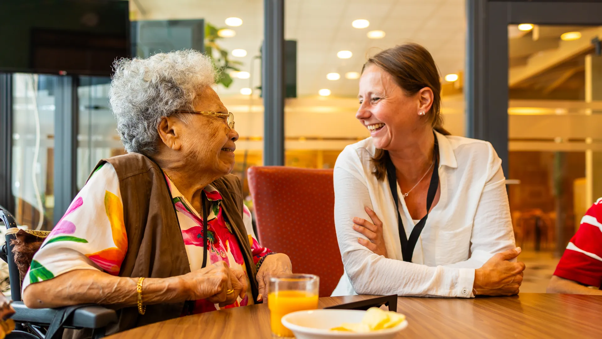 Twee mensen aan tafel